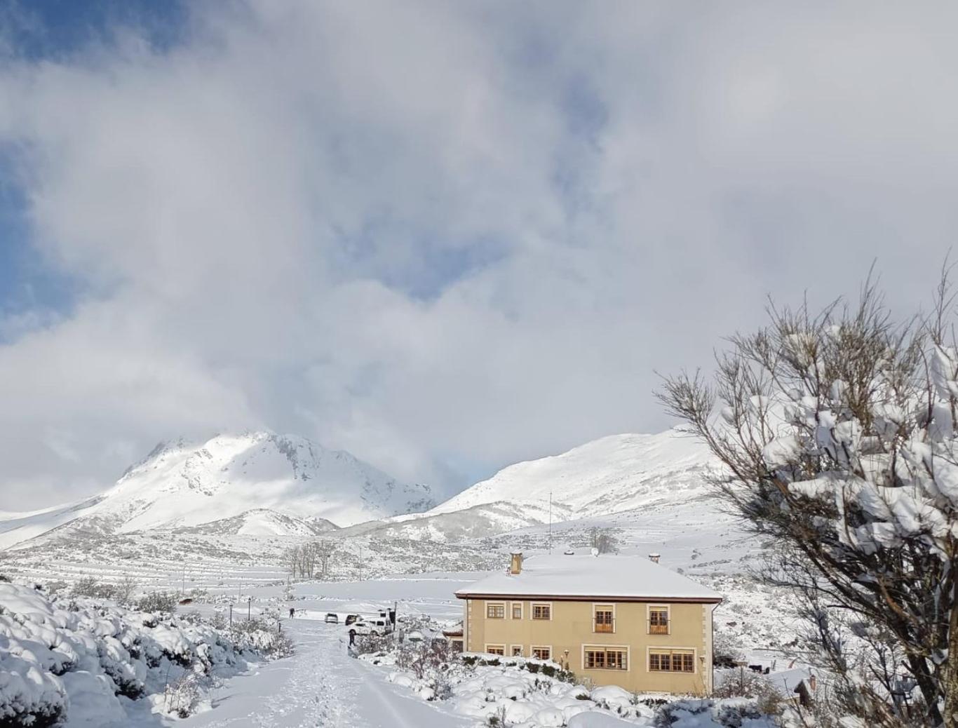Hotel Pico Espiguete Alba de los Cardaños Екстериор снимка