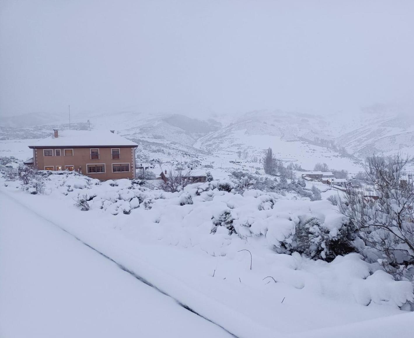Hotel Pico Espiguete Alba de los Cardaños Екстериор снимка