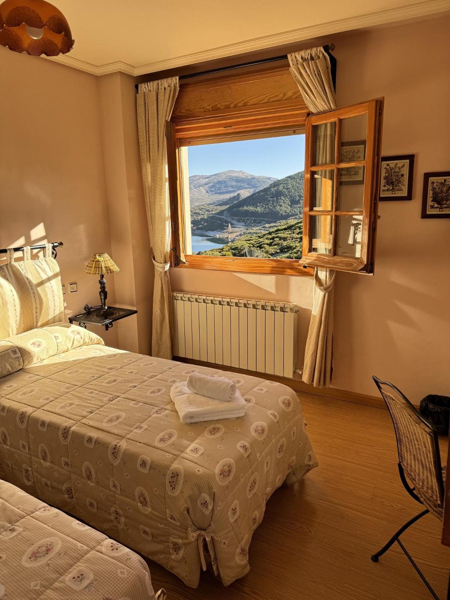 Hotel Pico Espiguete Alba de los Cardaños Екстериор снимка